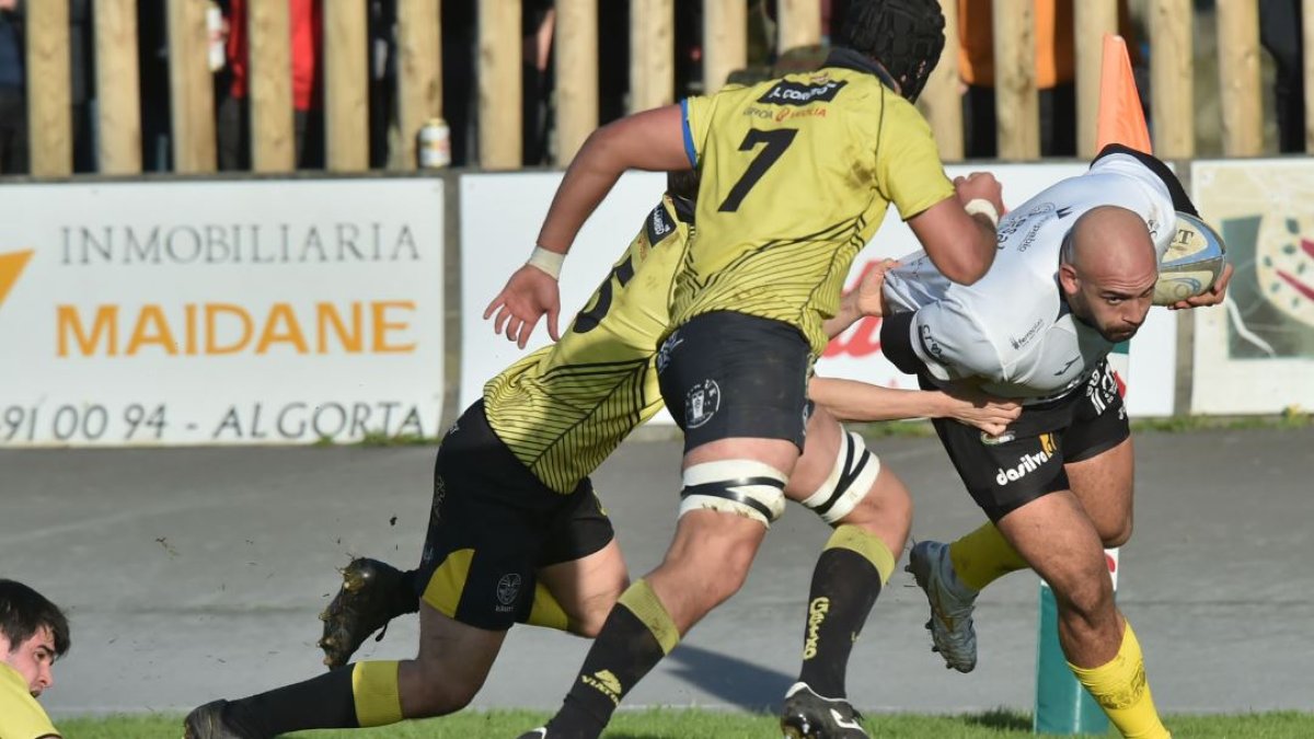 Wozniak ‘esconde’ el oval y avanza con potencia en una acción del encuentro de ayer en Fadura. ECB