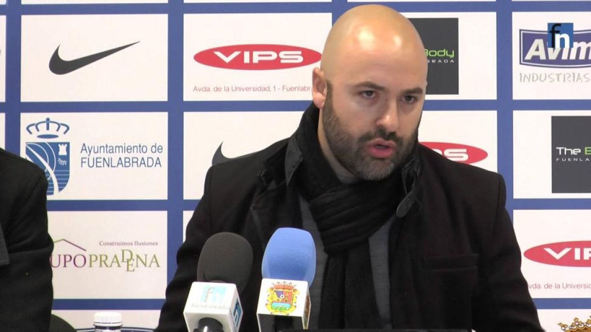 Emilio Ferreras durante una rueda de prensa con el Fuenlabrada.-