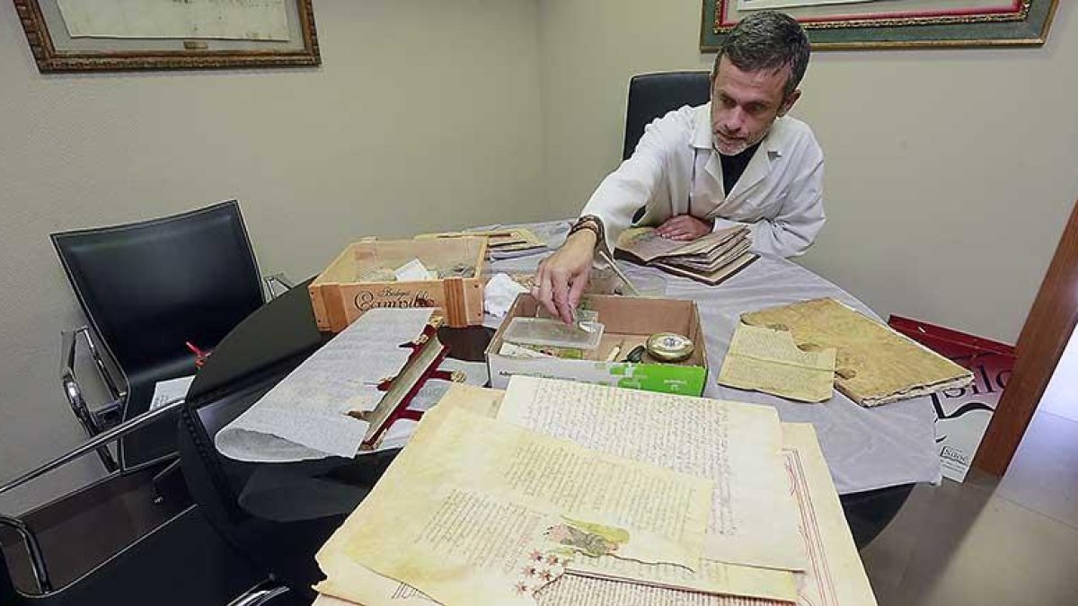 La edición facsímil que prepara Siloé reproduce al detalle el manuscrito, fruto de un trabajo en el que intervienen 20 gremios.-RAÚL OCHOA