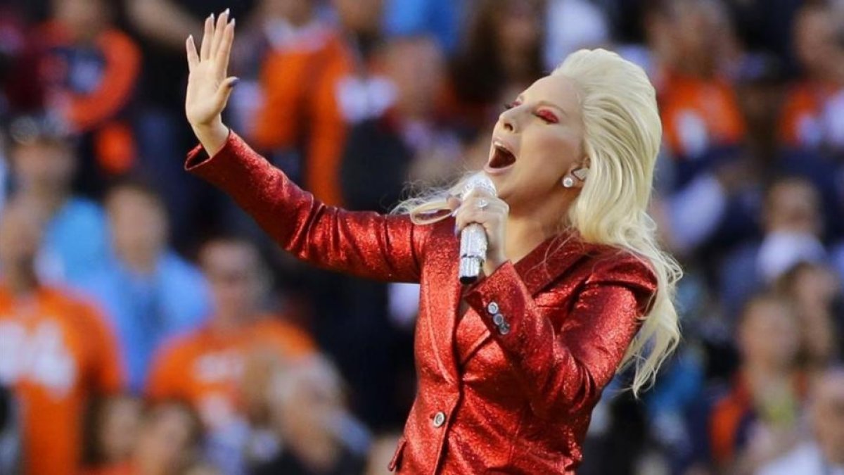 Lady Gaga, el año pasado, cantando el himno de Estados Unidos en la Superbowl.-