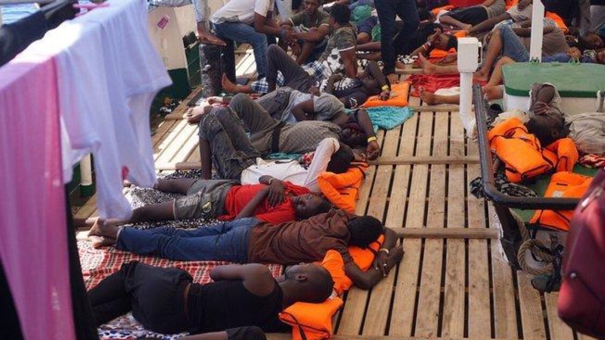 Refugiados a bordo del ’Open Arms’, a la espera de puerto seguro.-TWITTER / @OPENARMS_FUND