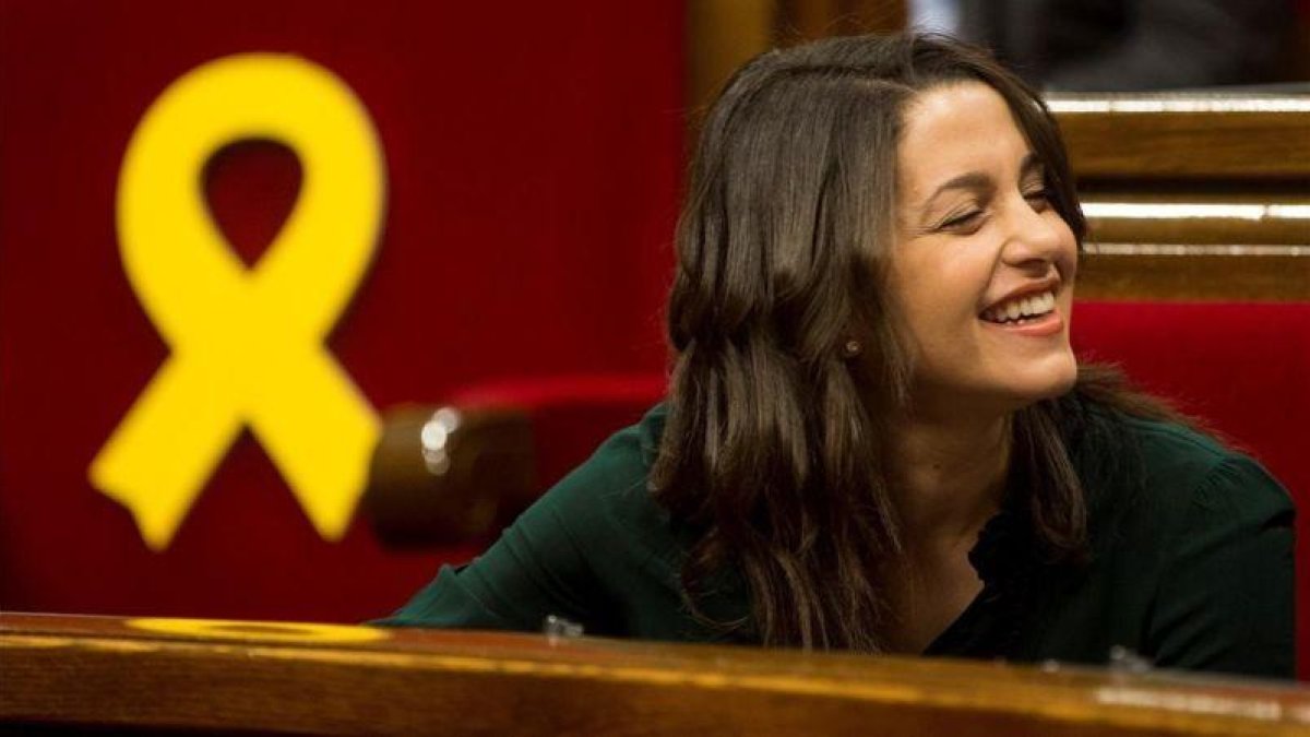 Inés Arrimadas, muy sonriente, durante el pleno de esta mañana.-QUIQUE GARCÍA (EFE)