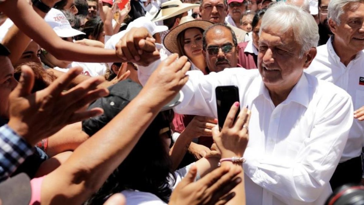 Andrés Manuel López Obrador saluda a simpatizantes en la ciudad de Zitacuaro, en el estado mexicano de Michoacán.-STRINGER