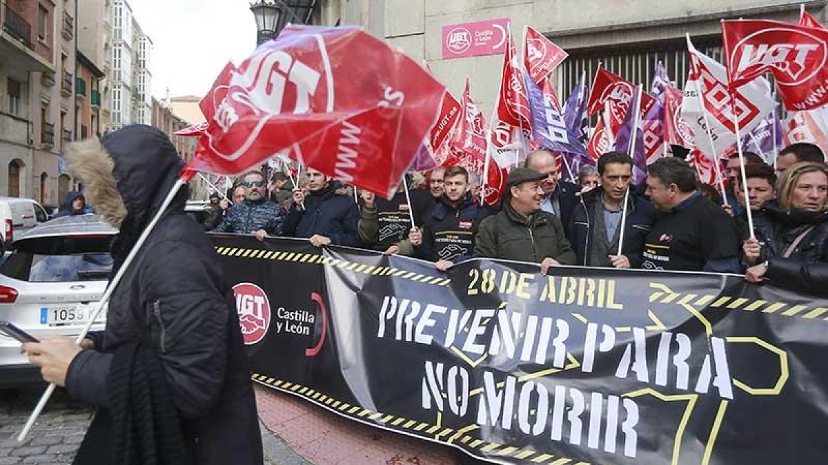 Concentración de los sindicatos para reivindicar más prevención en el ámbito laboral.-RAÚL G. OCHOA