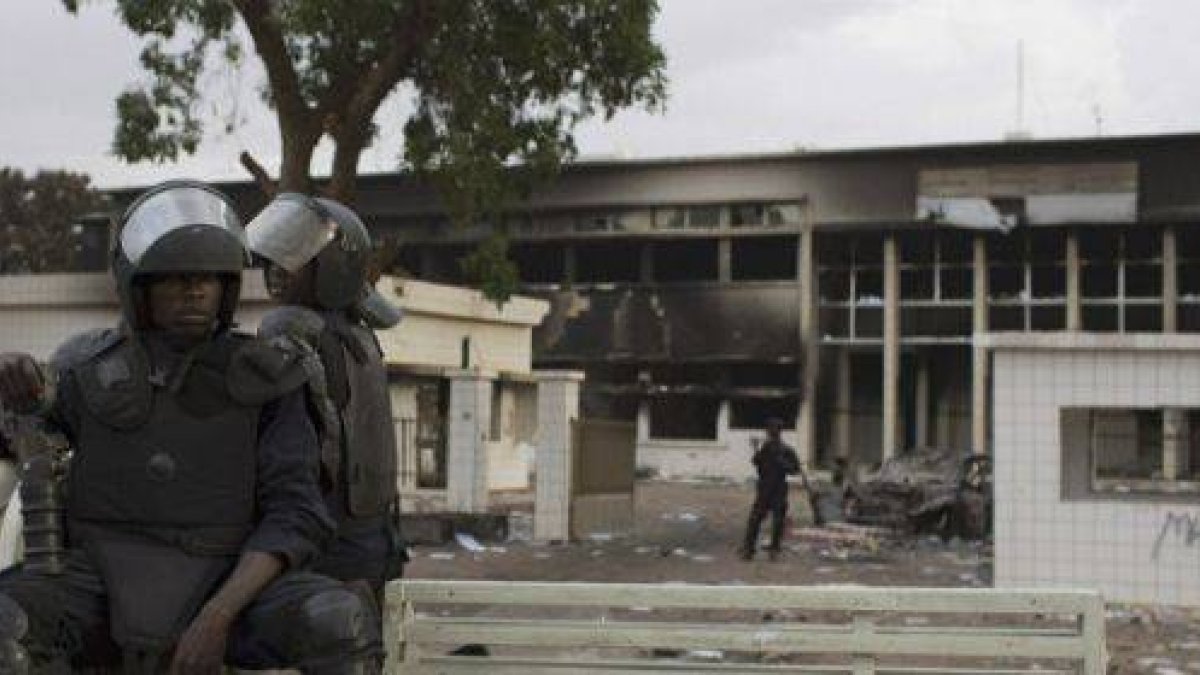 La guardia nacional custodia el edificio del Parlamento de Burkina Faso, ayer, en Uagadugú.-Foto: REUTERS / JOE PENNEY