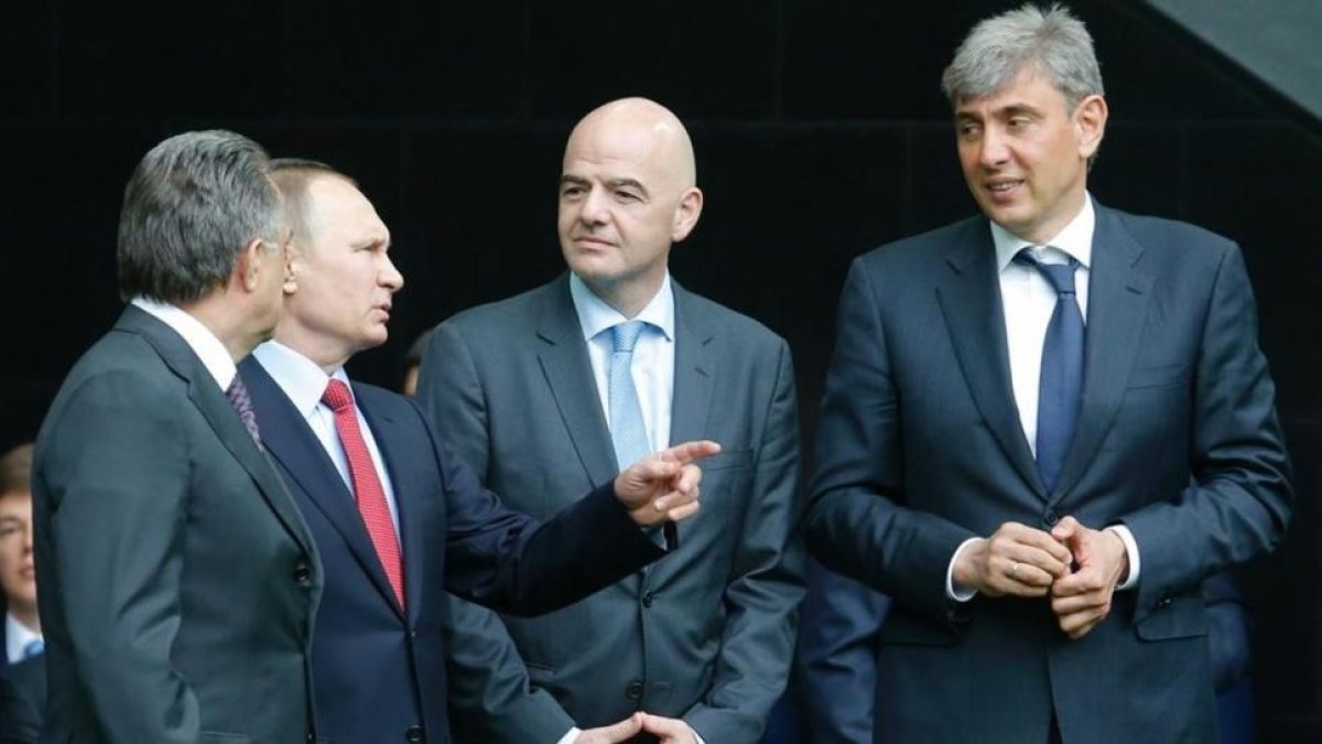 Serguéi Galitsky (derecha), con Vladimir Putin y el presidente de la FIFA, Gianni Infantino.-AFP / SERGEI KARPUKHIN