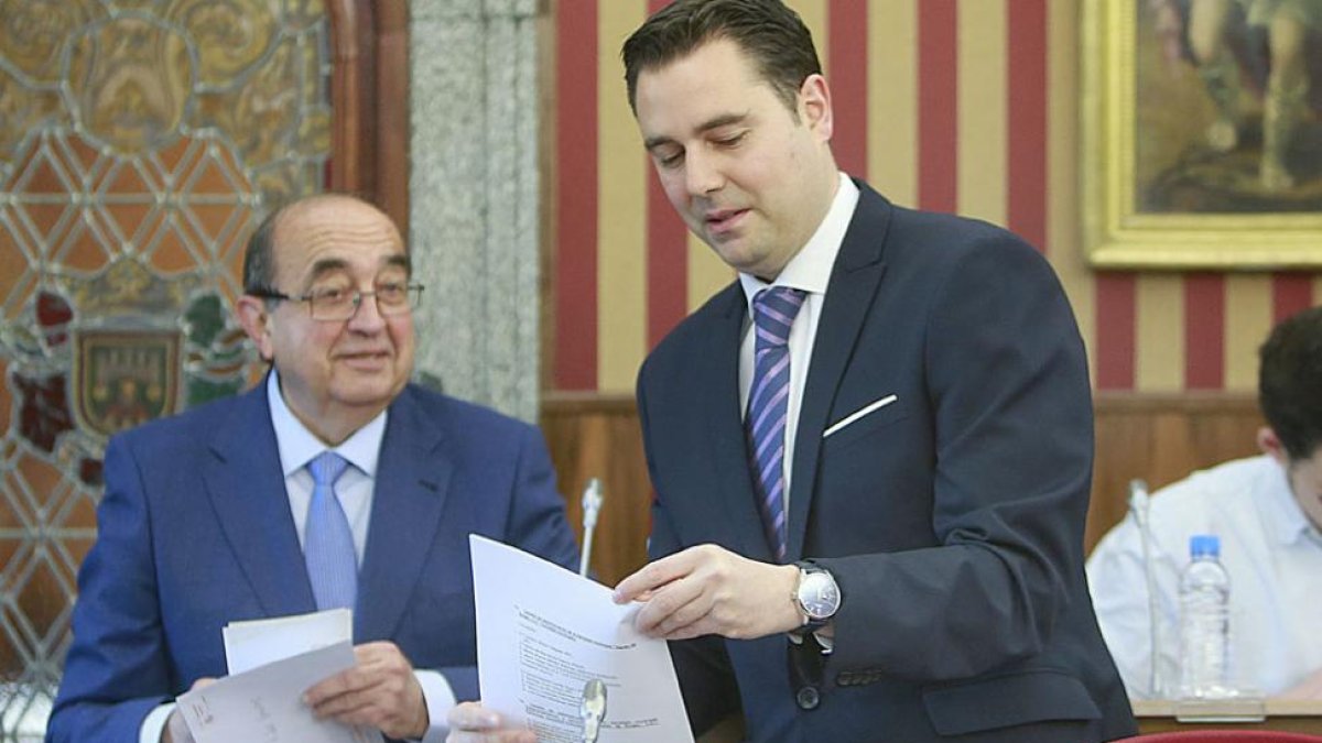 Antonio Fernández Santos y Daniel de la Rosa conversan antes del inicio de un Pleno municipal.-RAÚL G. OCHOA