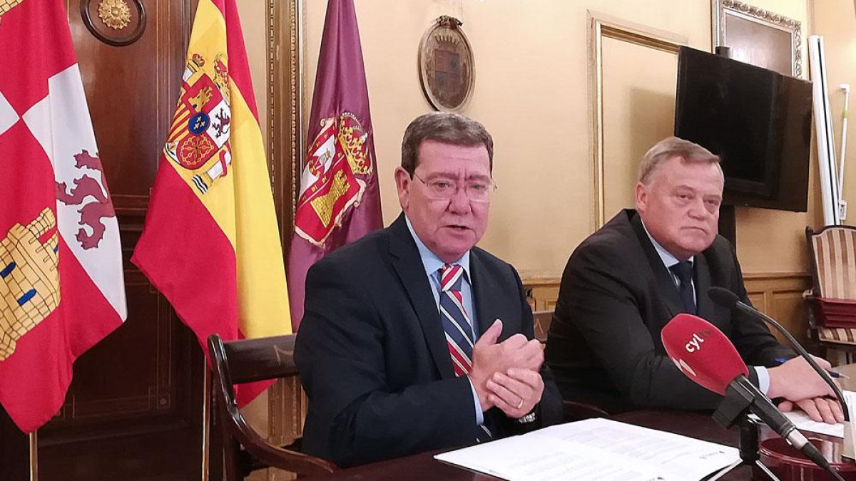 Rico (izq.) y Rodríguez (dch.) durante su comparecencia.-ECB