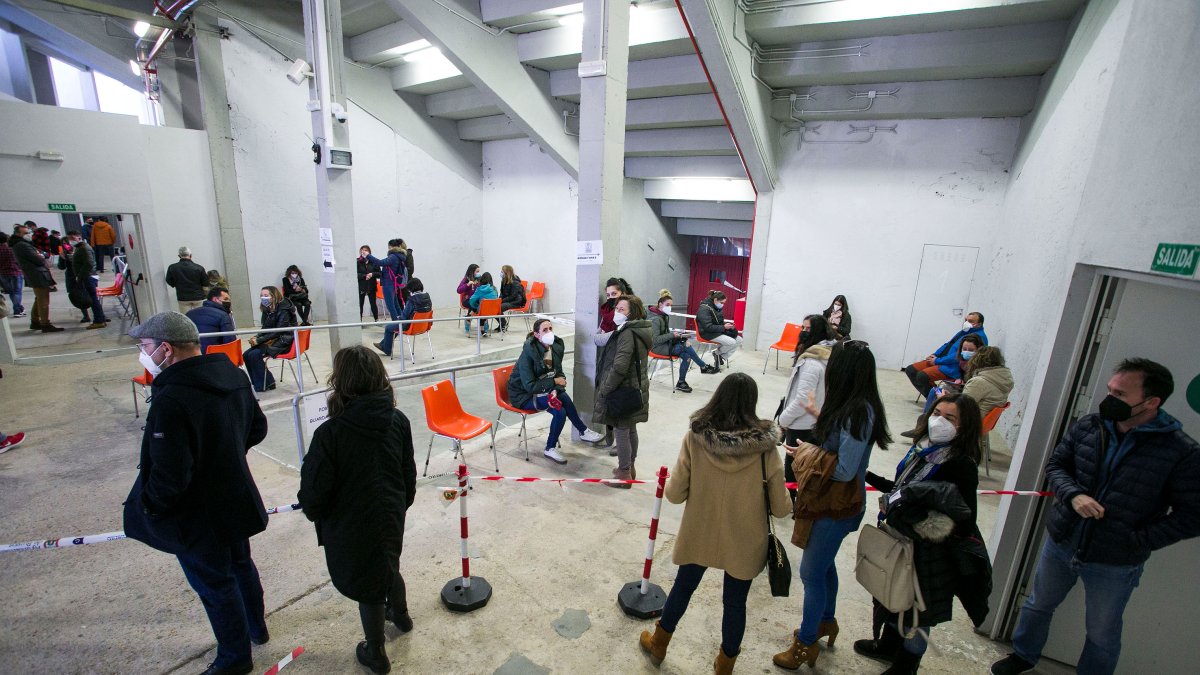 Profesores esperan para vacunarse en el Cpliseum. TOMÁS ALONSO