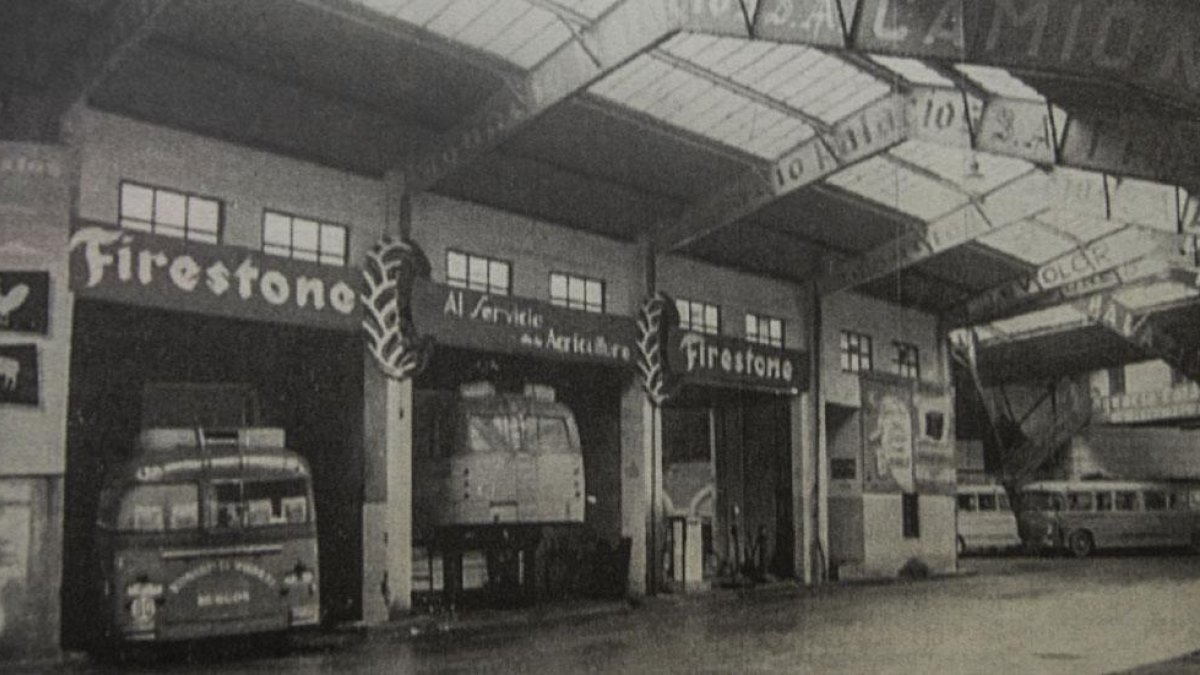 El taller de reparación de vehículos estaba ubicado en el centro del patio, años después sería el primer servicio en desaparecer de la instalación.-ECB
