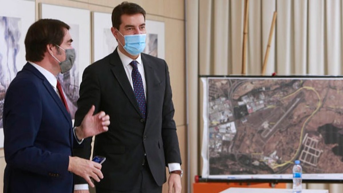 Ibáñez visitó el centro de transportes de Villafría junto al consejero de Fomento. RAÚL OCHOA