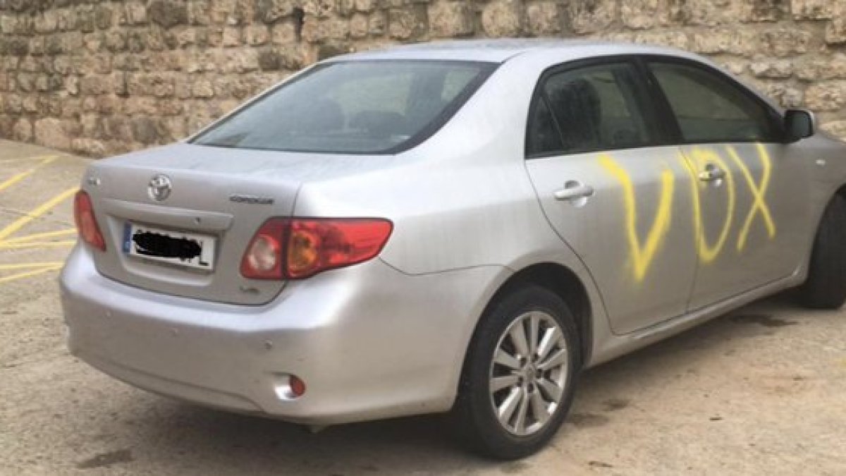 Pintada en el vehículo de la alcadesa de Castrojeriz. ECB