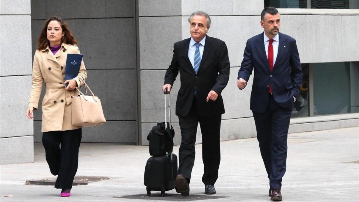 Santi Vila (derecha) llega a la Audiencia Nacional con su abogado Pau Molins.-/ JUAN MANUEL PRATS