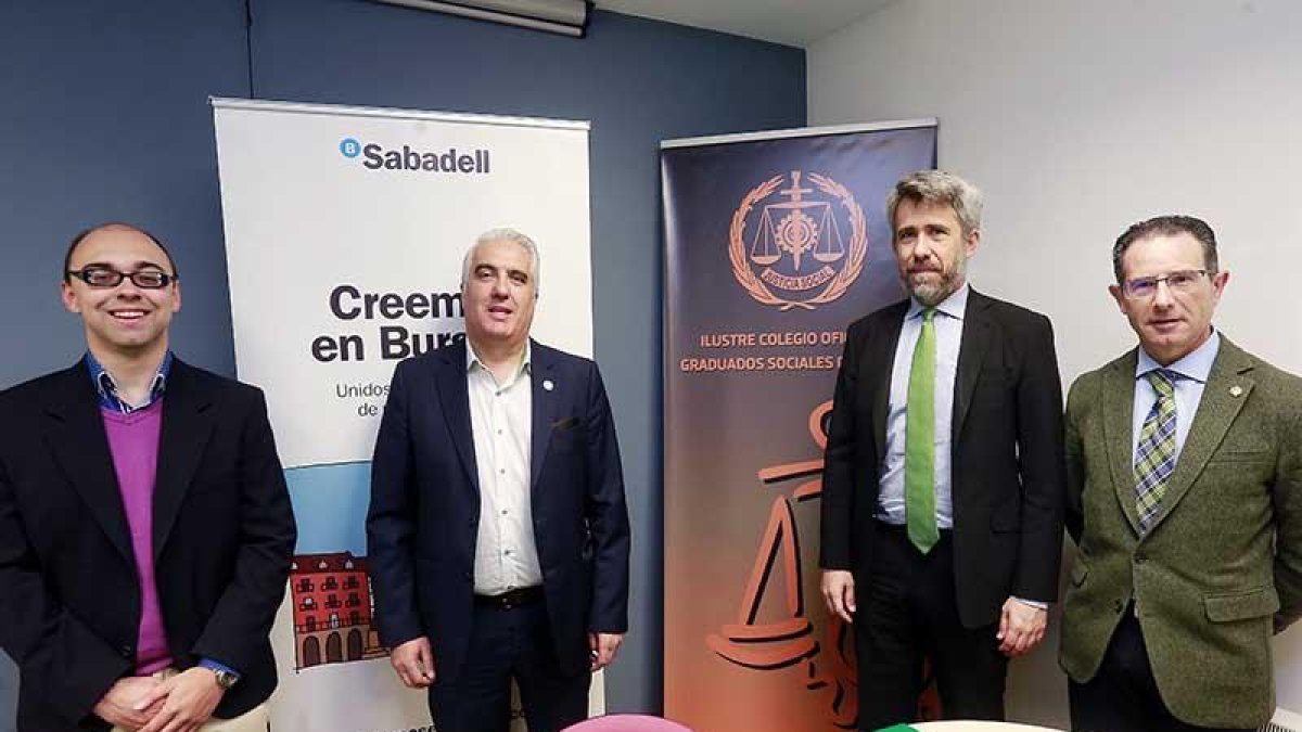 Miembros del Colegio de Graduados Sociales junto a Javier Illana (corbata verde) ayer en la sede del colegio.-RAÚL G. OCHOA