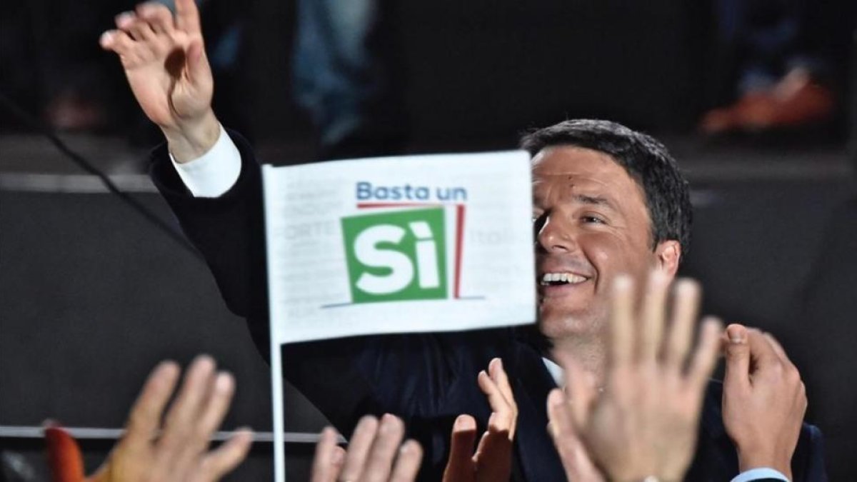 Renzi saluda a sus seguidores tras un discurso durante la campaña por el 'sí' en el referéndum constitucional, en Florencia, el 2 de diciembre.-EFE / MAURIZIO DEGL INNOCENTI