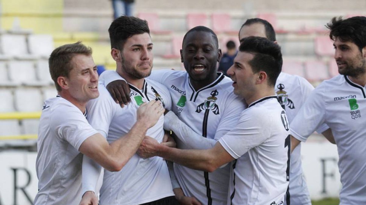 Los jugadores del Burgos CF celebran junto a Cristian el primer gol del partido ante el Compostela.-SANTI OTERO