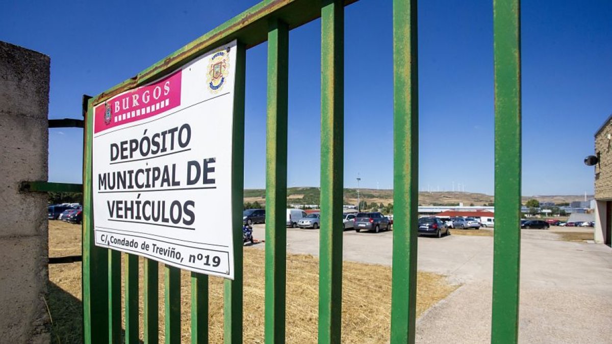 La Policía Local inmovilizó los coches implicados en la carrera ilegal y los trasladó al depósito municipal. SANTI OTERO