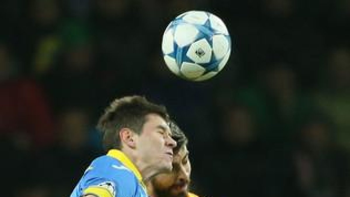 Gerard Piqué y Vitali Gayduchik intentan cabecear un balón, en el Bate-Barça.-AGP / MAXIM MALINOVSKY