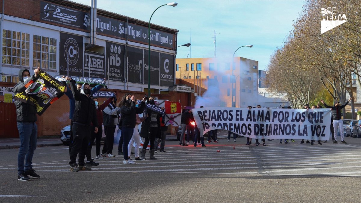 Un grupo de aficionados dio ánimos al equipo por la mañana en El Plantío. BCF