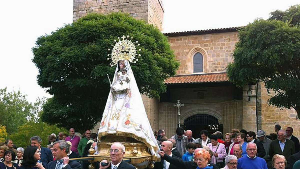 El cuerpo de la Guardia Civil en Medina, llevó en andas a la Virgen del Pilar en su festividad.-ECB
