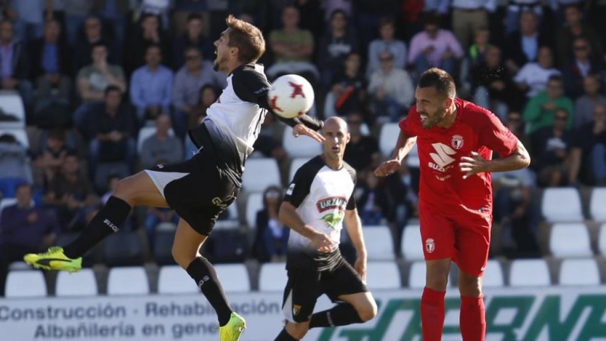 Ayoze, que ayer jugó en la segunda mitad, cabecea un balón en el choque ante el Tudelano-Diario de Navarra