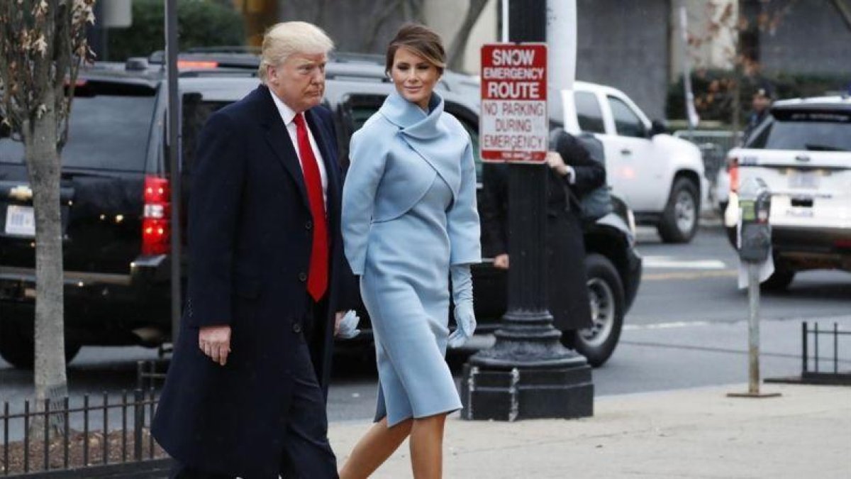 Donald Trump y su esposa, Melania, llegan al Capitolio, minutos antes de celebrarse la toma de posesión como Presidente de los EEUU.-AP / ALEX BRANDON