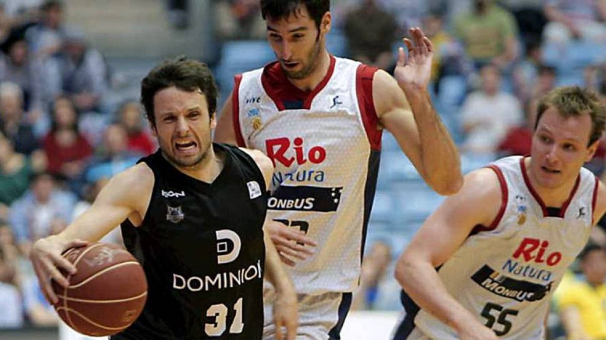 Raül López sale de la presión de un rival en el último Bilbao-Obradoiro.-CAPTURA RTVE.ES