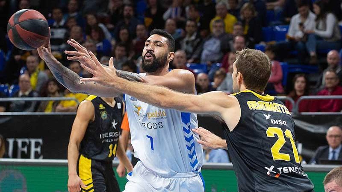 Lima dobla el balón en un lance del partido disputado en Tenerife el pasado sábado.-ACB PHOTO / A. PÉREZ