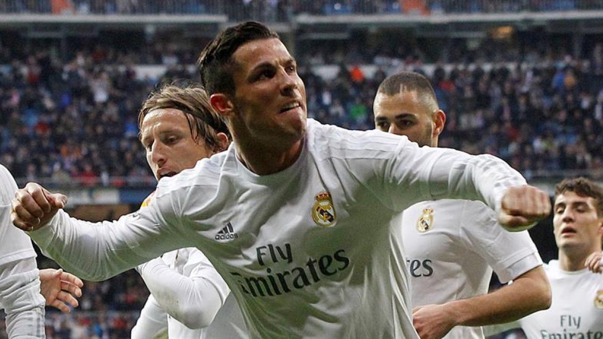 El delantero portugués del Real Madrid Cristiano Ronaldo celebra su segundo gol ante la Real Sociedad, durante el partido de la decimoséptima jornada de liga de Primera División disputado esta tarde en el estadio Santiago Bernabéu.-EFE/ALVARADO