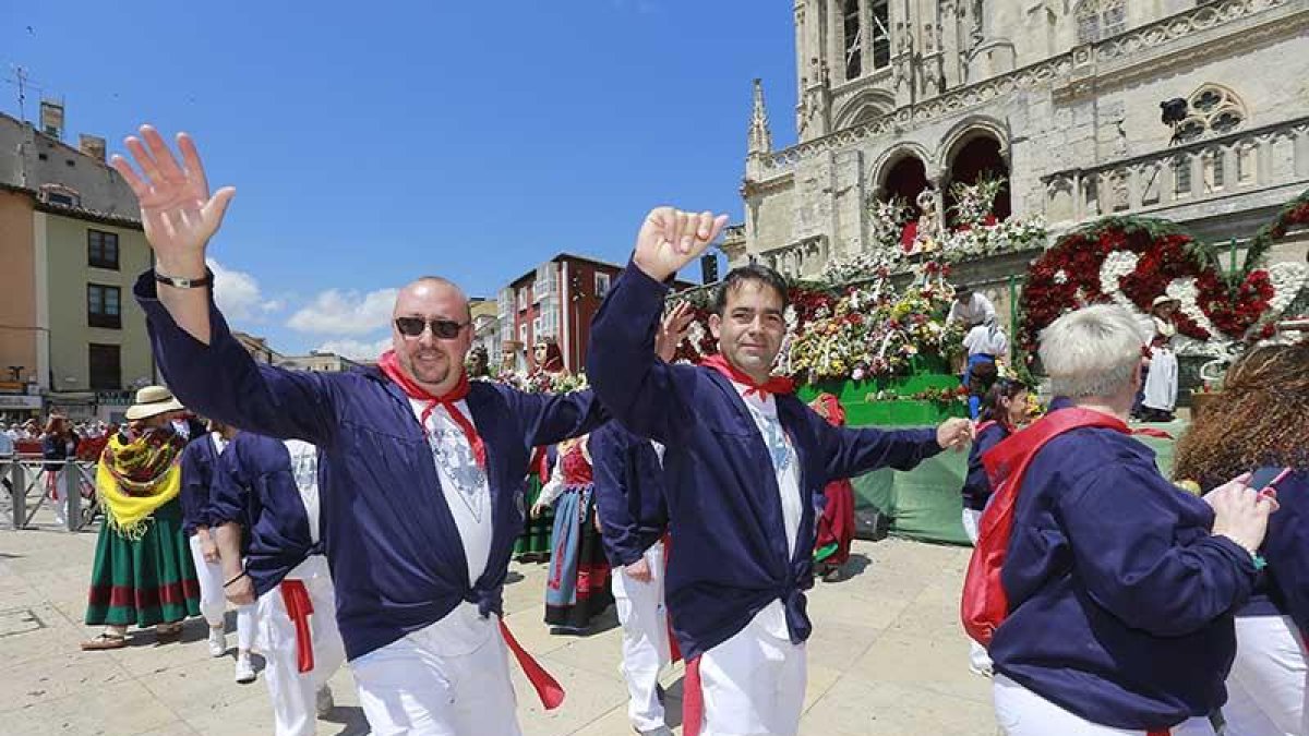 Las flores quedaron depositadas a los pies de Santa María.-RAÚL OCHOA