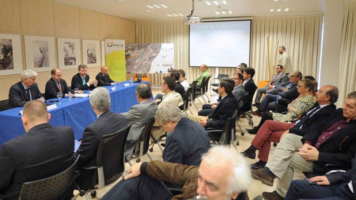 Un momento de la jornada sobre logística, ayer, en Villafría con la presencia del alcalde y responsables del puerto de Barcelona.-ISRAEL L. MURILLO
