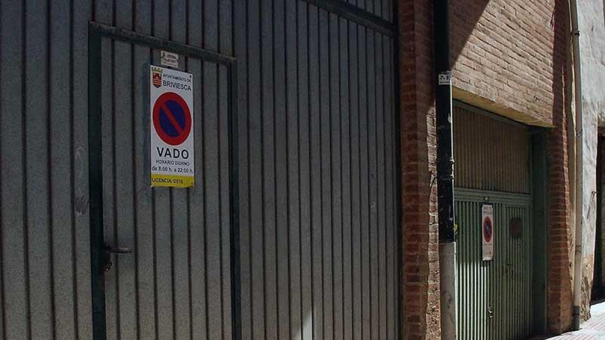 Las nuevas placas de vado (izquierda), aún coexisten con las antiguas, que deberán retirarse este mes.-G.G.