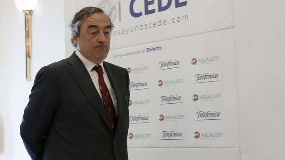 El presidente de la CEOE, Juan Rosell, este miércoles en un desayuno con empresarios.-Foto: EFE / SERGIO BARRENECHEA