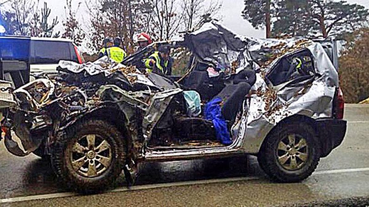 El vehículo, un todoterreno, quedó destrozado al caer la carga, atrapando en el interior al conductor fallecido-ECB