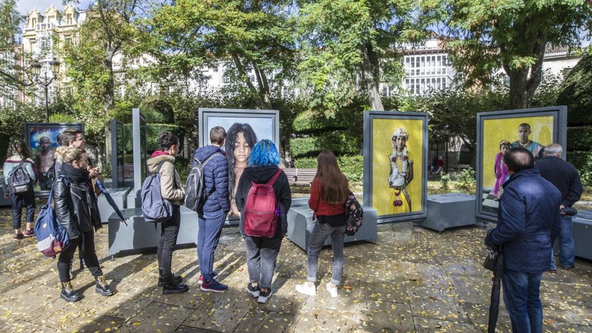 El Espolón acoge hasta el 12 de noviembre la exposición fotográfica ‘Tierra de Sueños’ de Cristina García Rodero.-ISRAEL L. MURILLO