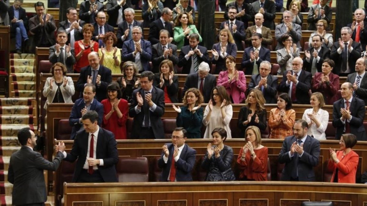La bancada socialista aplaude a su portavoz, Antonio Hernando, en el fallido debate de investidura de Pedro Sánchez, en marzo.-AGUSTÍN CATALÁN
