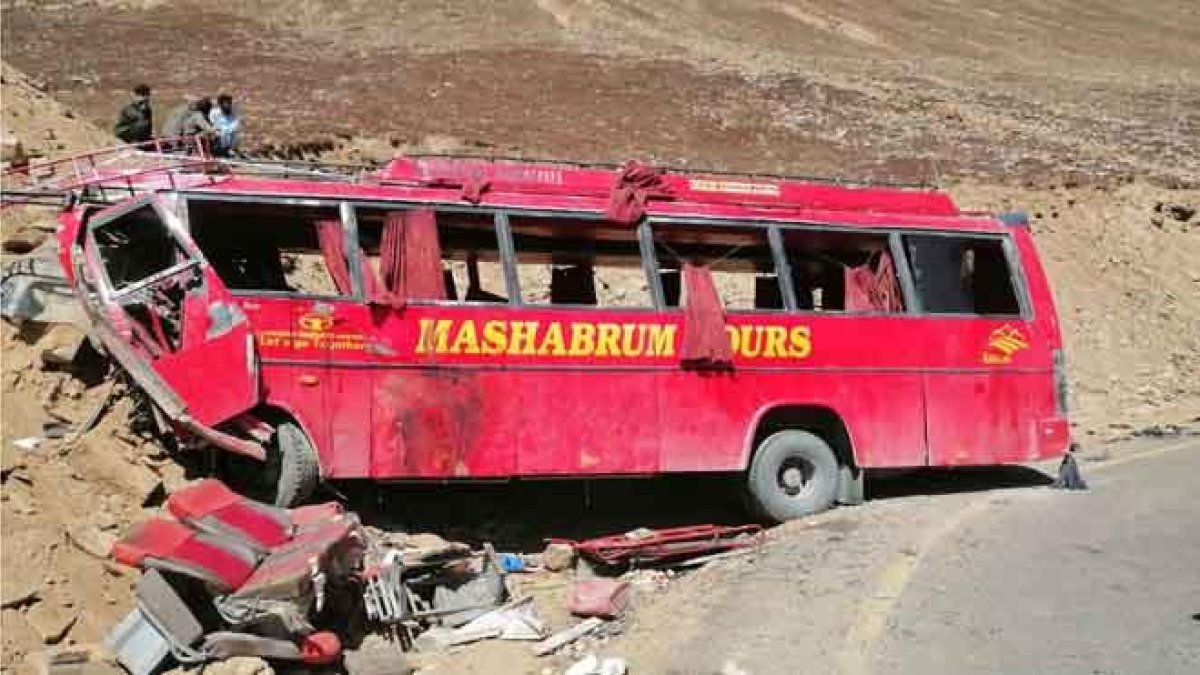 Al menos 26 muertos en un accidente de autobús en Pakistán.-EFE / MERAJ ALAM