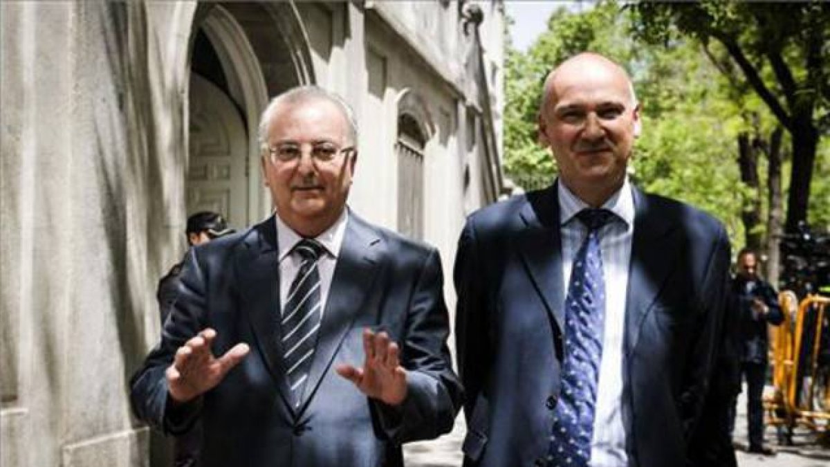 El exconsejero de Empleo de la Junta de Andalucía Antonio Fernández (izauierda), a la salida del Tribunal Supremo tras declarar.-Foto: EFE/ L. P