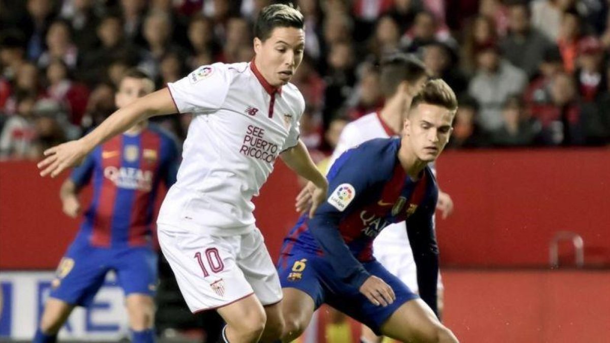 Denis Suárez pelea con Nasri en el Sánchez Pizjuán.-EFE / RAUL CARO