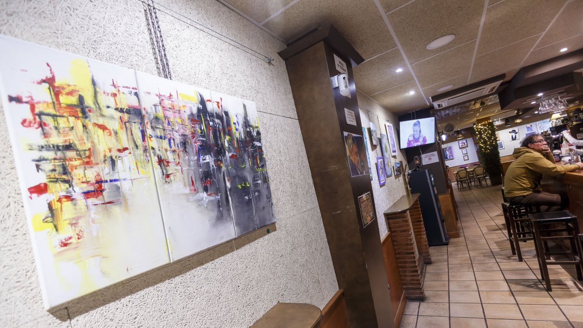 Se han instalado más de una veintena de obras entre fotos y cuadros. SANTI OTERO