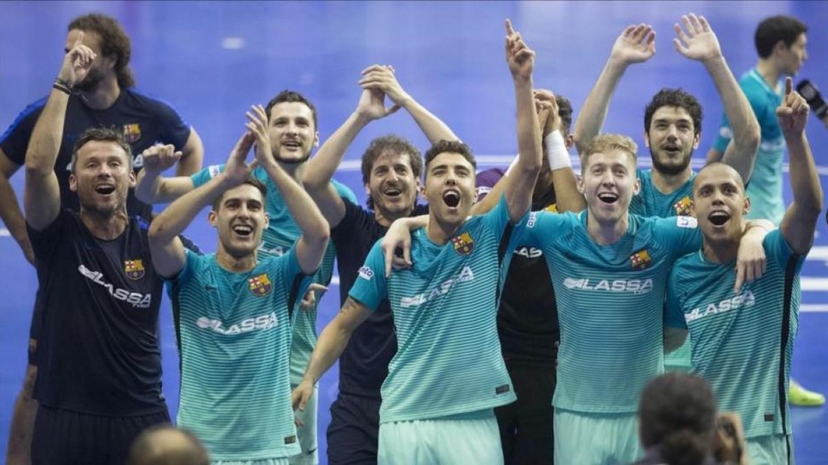 Los jugadores del Barça celebran su triunfo en los penaltis en Murcia.-EFE