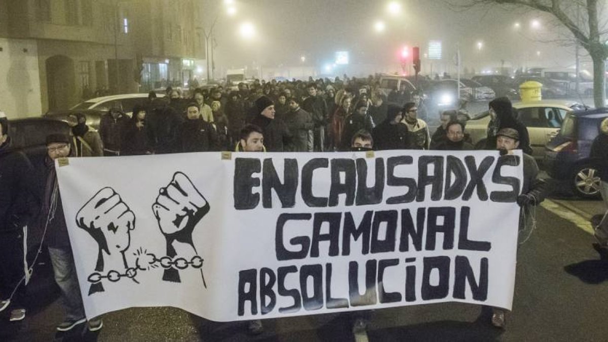 La manifestación a su paso por la calle Santiago.-SANTI OTERO