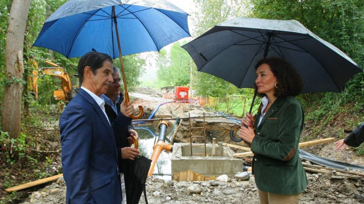 El presidente de la Confederación Miño-Sil, Francisco Marín, durante la visita a las obras de reparación de los daños por temporales en el Bierzo Bajo y EDAR de Villadepalos en Carradelo (León). Junto a él, la alcaldesa de Ponferrada, Gloria Fernández Mer-Ical