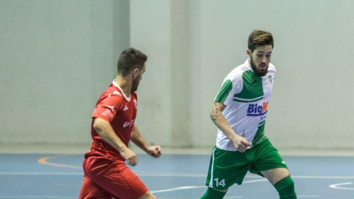 Mario conduce el balón ante la presión de un rival.-SANTI OTERO
