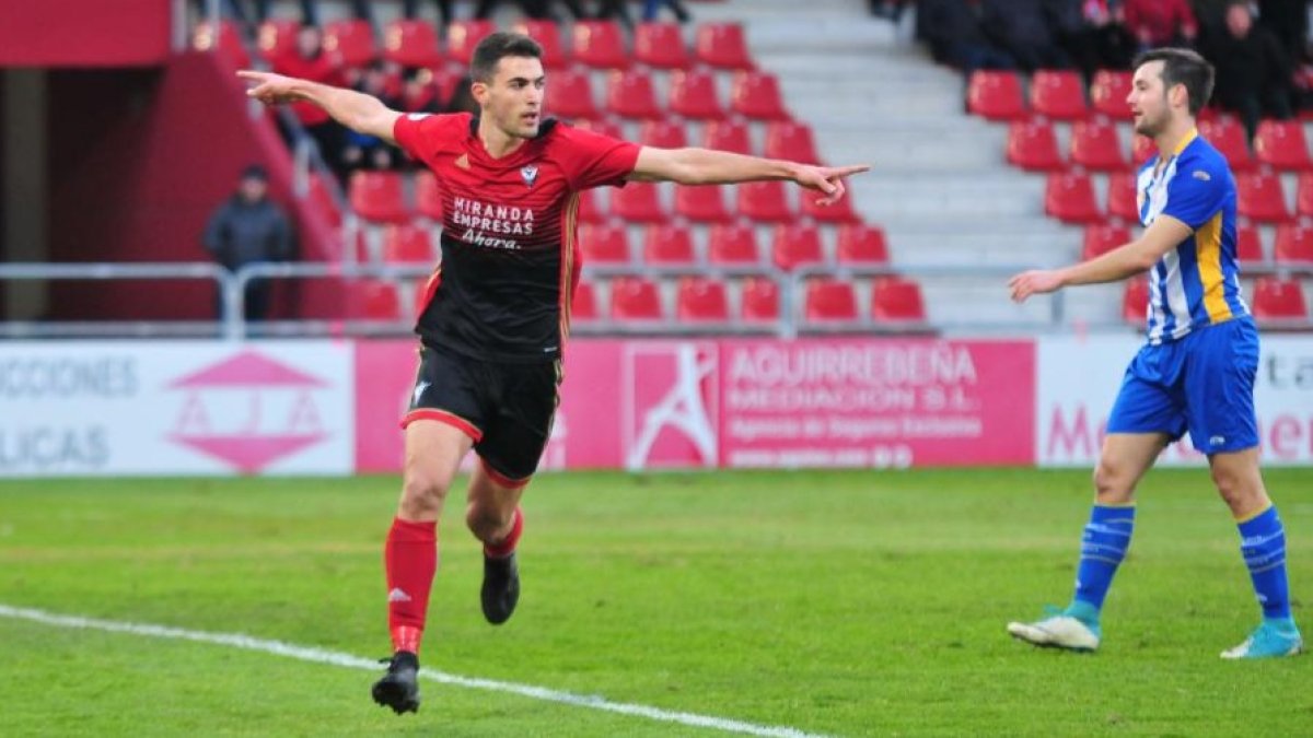 Claudio celebra un gol con el Mirandés. JOSÉ ESTEBAN EGURROLA