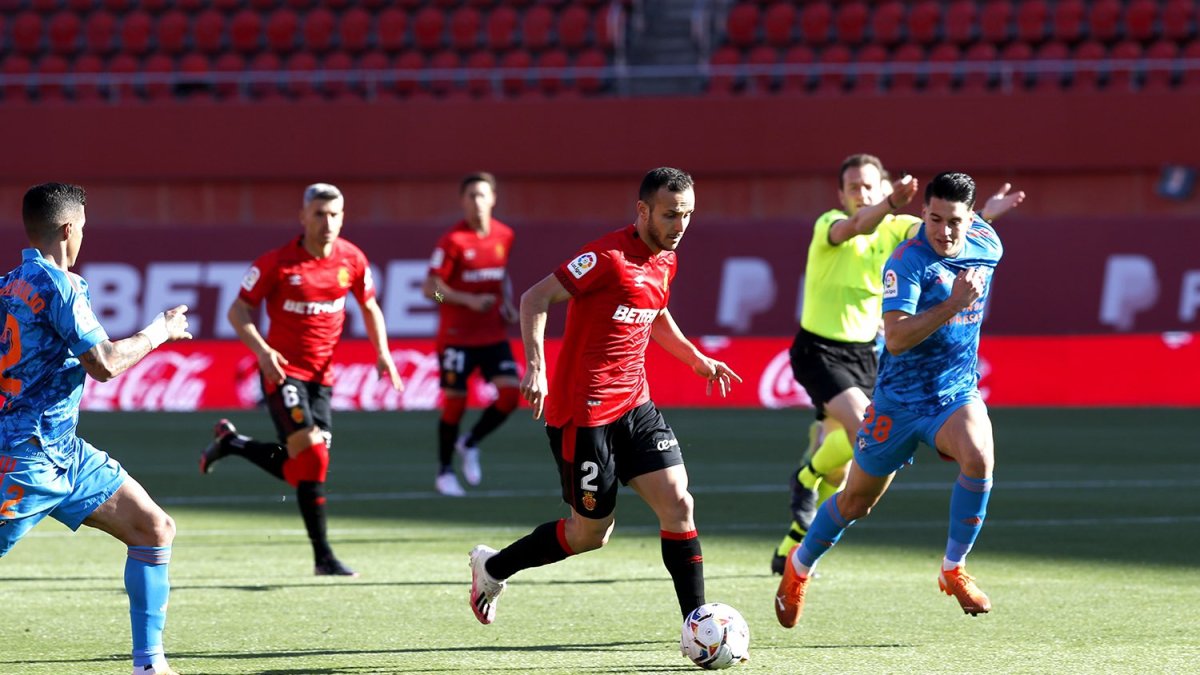 Carlos Julio conduce el balón rodeado de rivales, ayer en Mallorca. CD MIRANDÉS
