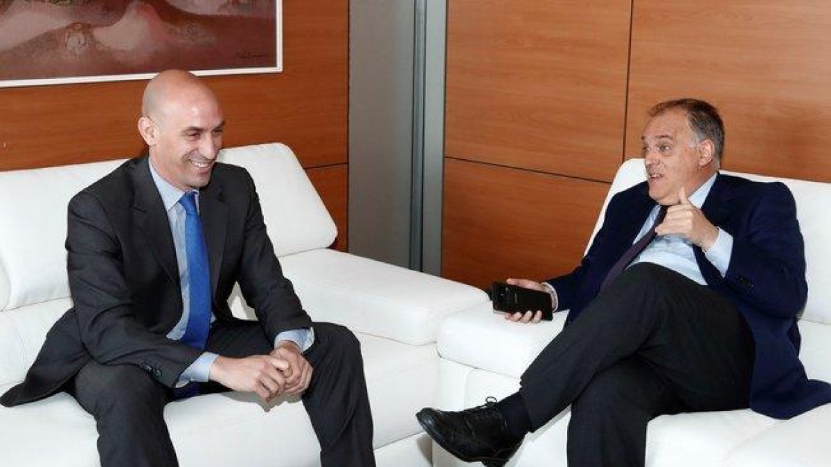 Luis Rubiales (izq) y Javier Tebas en una reunión que mantuvieron hace más de un año, en junio de 2018.-EFE