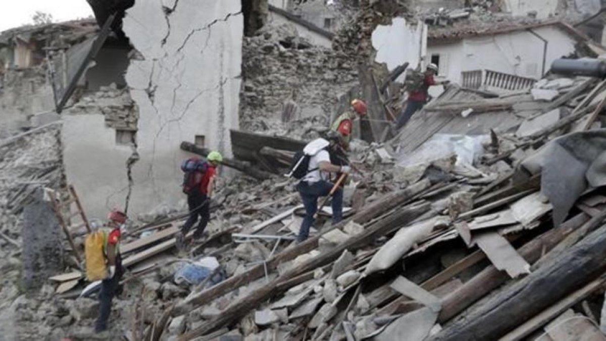 Equipos de rescate entre los escombros de Pescara del Tronto.-ANDREW MEDICHINI / AP