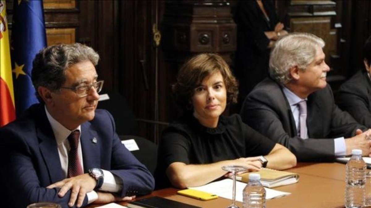 La vicepresidenta del Gobierno, Soraya Sáenz de Santamaría, junto al delegado del Gobierno, Enric Millo, y el ministro de Asuntos Exteriores, Alfonso Dastis.-JOSEP RAMON TORNE