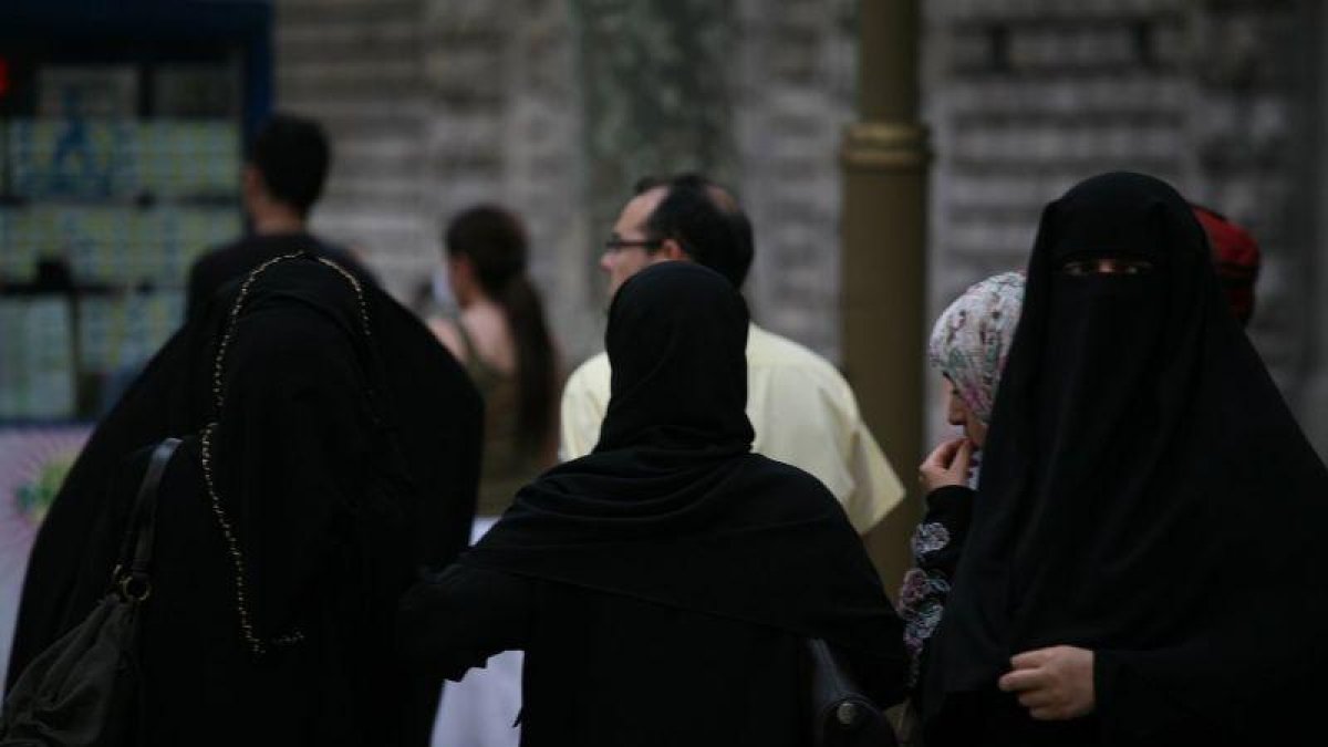 Mujeres migrantes musulmanes pasean por las calles de Canadá con sus velos.-AGENCIAS